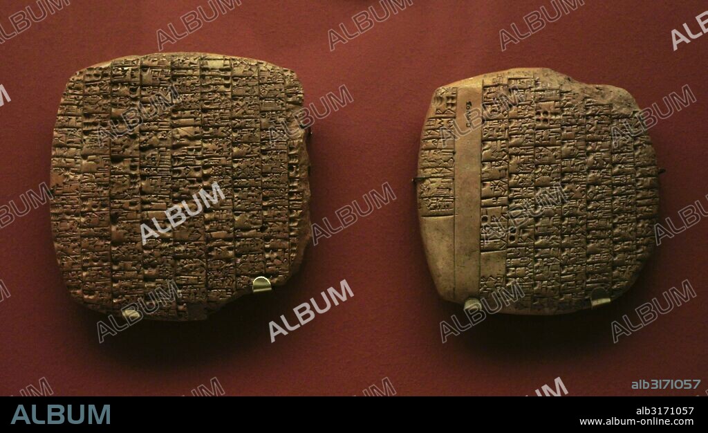 ARTE ANTIGUO. MESOPOTAMIA. PROXIMO ORIENTE. SUMERIA. Tablillas de arcilla: izquierda: Distribución de grano para diferentes categorías de trabajadores que pertenecen a la familia del templo de la diosa Bau. Porteros, jardineros, cocineros, mensajeros, coperos, escribas, barberos, herreros, trabajadores del cuero, ceramistas, carpinteros y otros artesanos. Derecha: Llista de los trabajadores que pertenecen a la familia del templo de la diosa Bau: Los agricultores, pastores, pescadores, artesanos y sacerdotes. The State Hermitage Museum. San Peterburgo. Rusia.