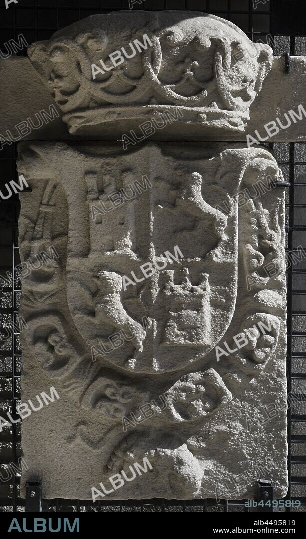 Escudo de España con vélaro (vellocino). Muralla de La Coruña. Hacia 1650. Museo Arqueológico e Histórico (Castillo de San Antón). La Coruña. Galicia. España.