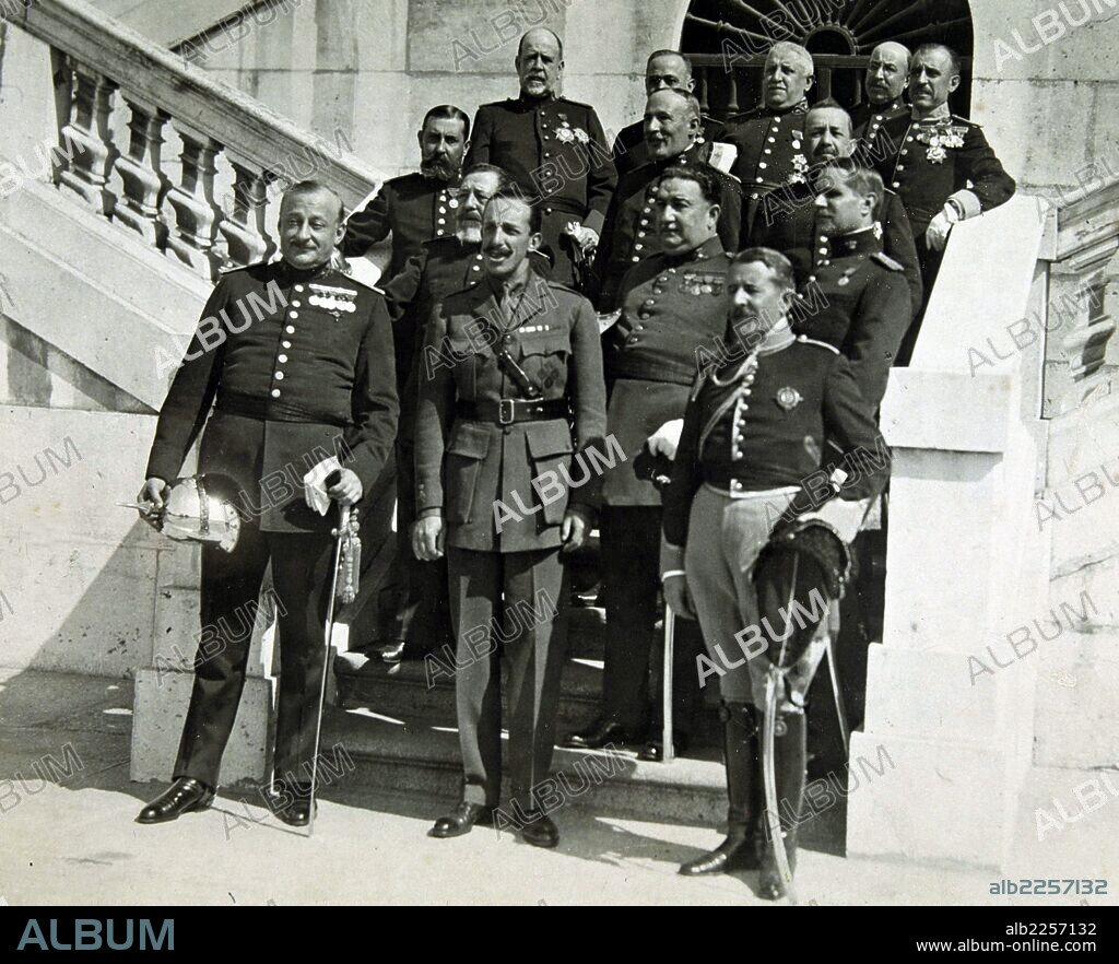 PRIMO DE RIVERA , MIGUEL. POLITICO Y MILITAR ESPAÑOL. JEREZ DE LA FRONTERA 1870 - 1930. FOTO JUNTO AL REY ALFONSO XIII Y EL DIRECTORIO MILITAR REP`RODUC EL DIRECTORIO MILITARCION FOTO.