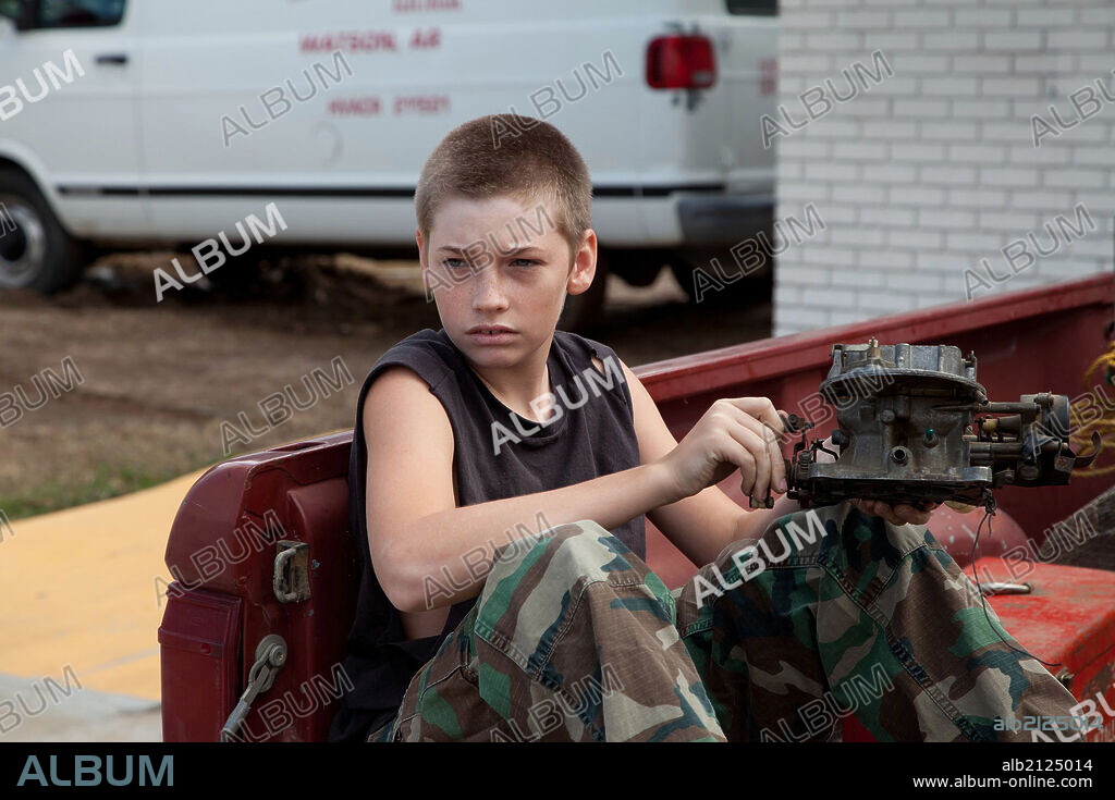 JACOB LOFLAND in MUD, 2012, directed by JEFF NICHOLS. Copyright EVEREST ENTERTAINMENT.