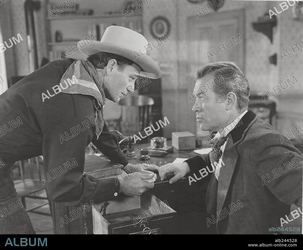 JOHN WAYNE y WARD BOND en EL Y SU ENEMIGA, 1944 (TALL IN THE SADDLE). Copyright RKO.