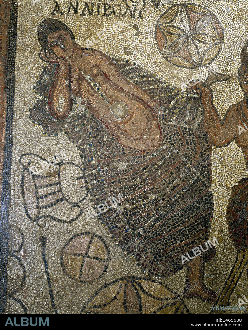 ARIADNA o ARIANA. Hija de Minos y Pasífae. Enamorada de Teseo, le proporcionó el hilo que le permitió salir del Laberinto. Afrodita le dio a Dionisio por esposo. Detalle de ARIADNA DORMIDA con un brazo debajo de la cabeza. Mosaico romano que representa el encuentro entre Ariadna y Dionisio "ANNIUS BONUS" (s. IV d. C.). Museo Nacional de Arte Romano. Mérida. Provincia de Badajoz.