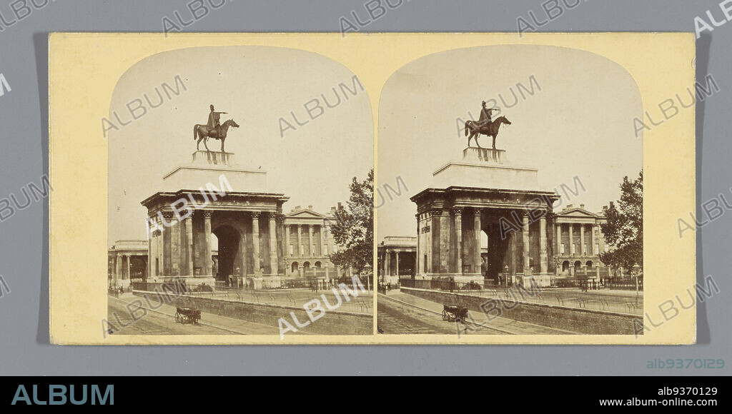 View of the Wellington Arch in London, Triumphal Arch, with Duke of Wellington Statue at Hyde Park Corner-shewing Apsley House. (title on object), James Elliott (mentioned on object), London, c. 1850 - c. 1880, cardboard, albumen print, height 85 mm × width 170 mm.