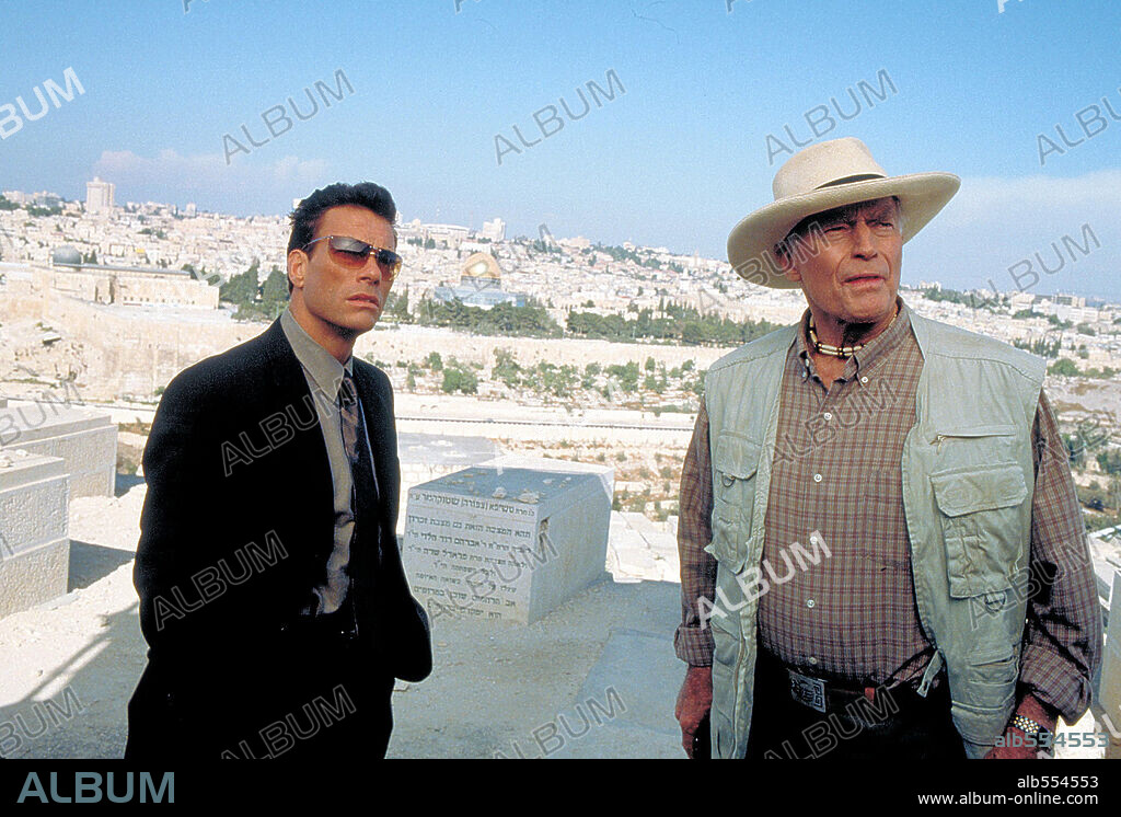 CHARLTON HESTON y JEAN-CLAUDE VAN DAMME en THE ORDER, 2001, dirigida por SHELDON LETTICH. Copyright MILLENIUM FILMS.
