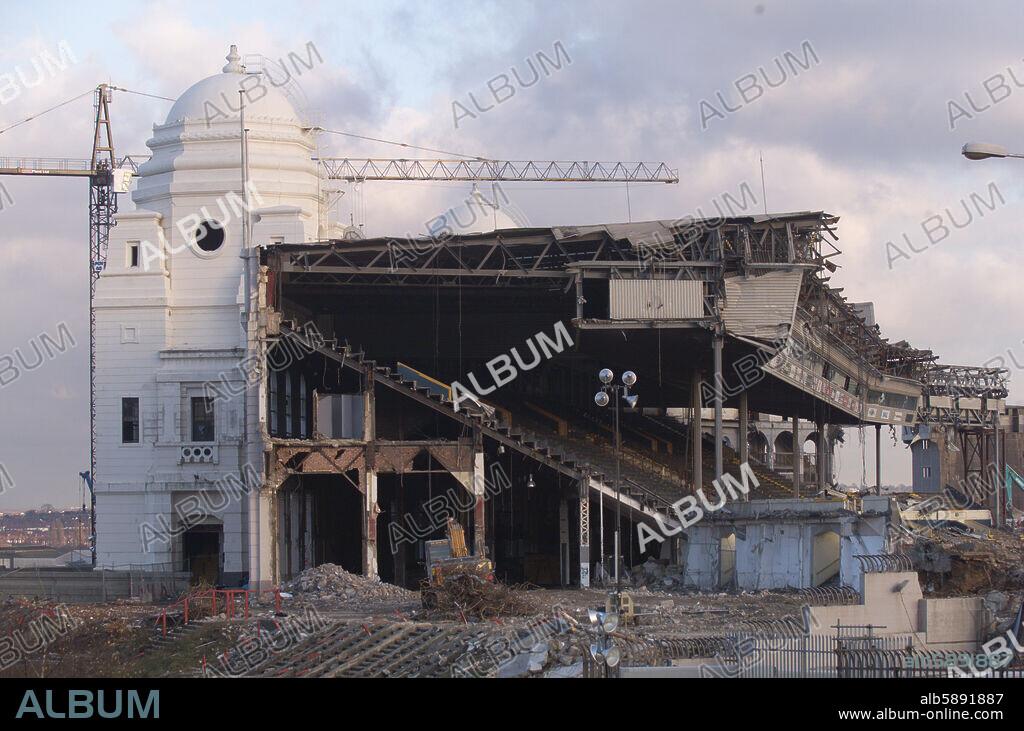 DEMOLICION DEL ESTADIO WEMBLEY TOWER WITH DEMOLITION.
