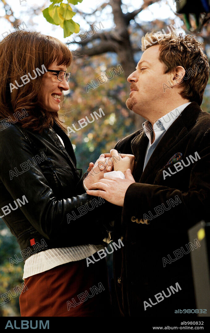 EDDIE IZZARD and UMA THURMAN in MY SUPER EX-GIRLFRIEND, 2006, directed by IVAN REITMAN. Copyright REGENCY ENTERPRISES.