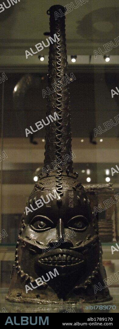 ARTE AFRICANO. NIGERIA. S. XVIII. MASCARA RITUAL ODODUA CON CASCO de latón. Reino de Benín. Museo Británico. Londres. Inglaterra. Reino Unido.