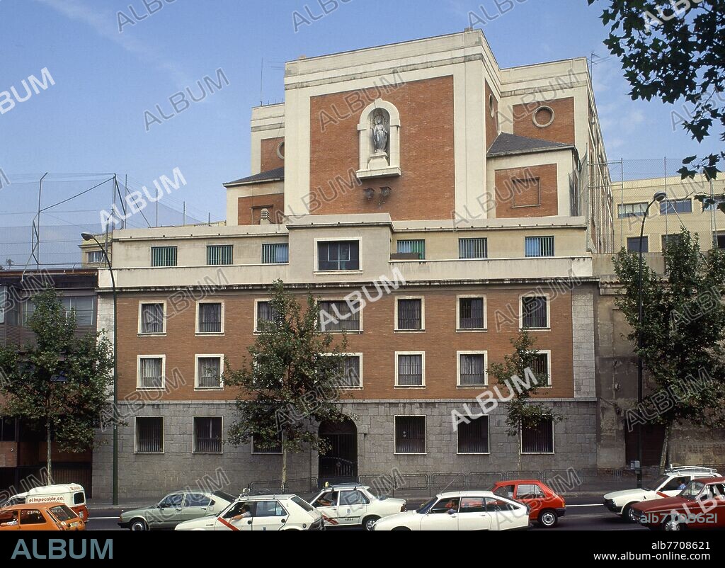 COLEGIO NUESTRA SEÑORA DE LAS MARAVILLAS LA SALLE SITUADO EN LA CALLE GUADALQUIVIR NUMERO 9.