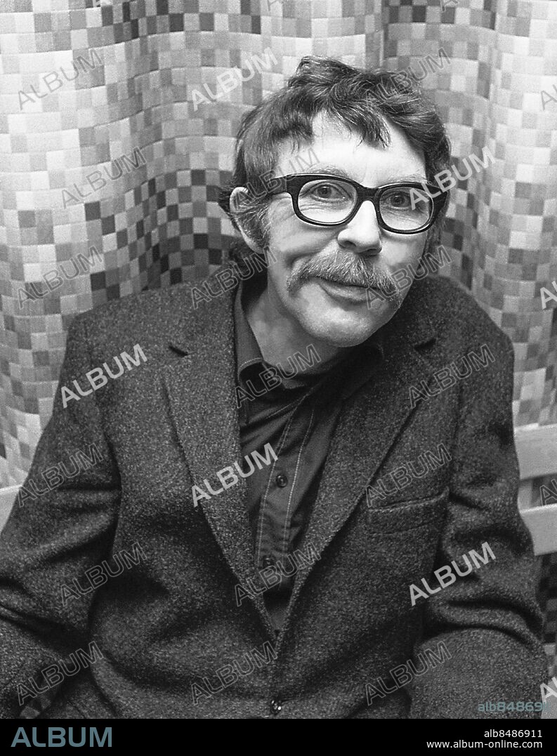 STOCKHOLM 1975-11-20. Hans Erik Hellberg författare erhåller Astrid Lindgren stipendiet. Foto: Jan Collsiöö / TT Historical / Kod: 1902.