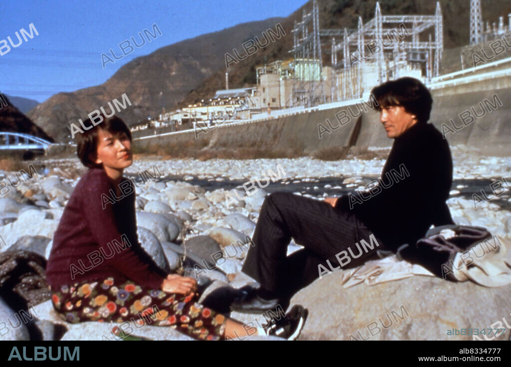 KOJI YAKUSHO y MISA SHIMIZU en AGUA TIBIA BAJO UN PUENTE ROJO, 2001 (AKIA HASHI NO SHITA NO NURUI MIZU), dirigida por SHOHEI IMAMURA. Copyright NIKKATSU CORPORATION/IMAMURA PRODUCT./MARU LIMITED/BAP INC.