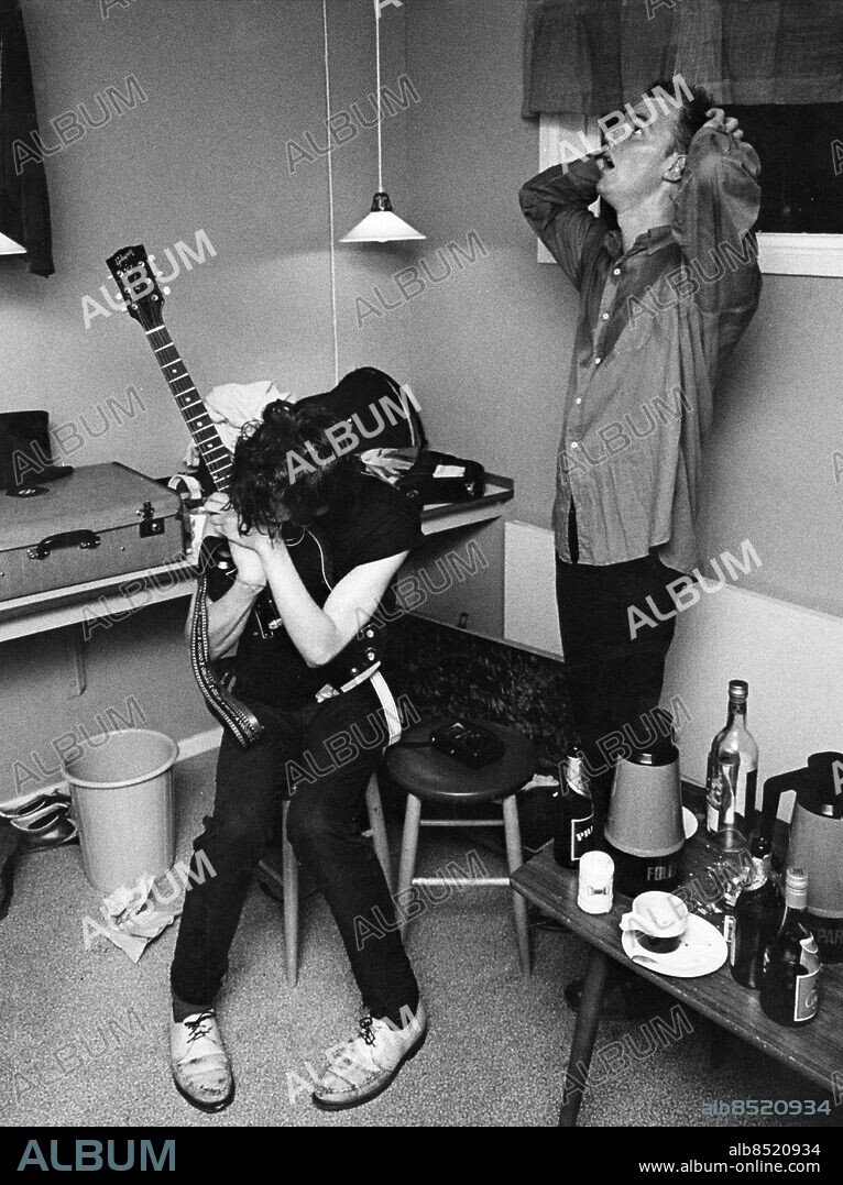 ARKIV 1981. Bandmedlemmarna i Ebba Grön, Joakim Thåström och Lennart "Fjodor" Eriksson i omklädningsrummet efter en spelning i Björneborg som var ett enda kaos, inför en publik på 1200 personer.. Foto: Per Kagrell / XP / SCANPIX / kod: 26 . ** OUT AFTONBLADET, PUNKT SE **.