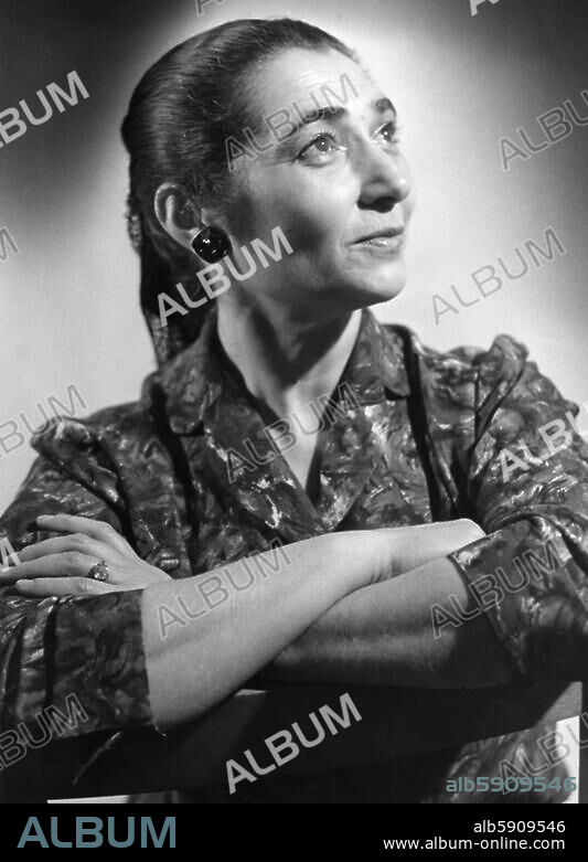 Jaldati, Lin (Rebekka Brilleslijper). jüdische Tänzerin und Sängerin aus Amsterdam; verheiratet seit 1942 mit dem nach Holland emigrierten deutschen Pianisten Eberhard Rebling; überlebte die KZs Westerbork, Auschwitz und Bergen. -Belsen; seit 1952 in Ost-Berlin; 13.12.1912 Amsterdam - 31.8.1988 (DDR). - Porträtfoto, 1956 (Abraham Pisarek).