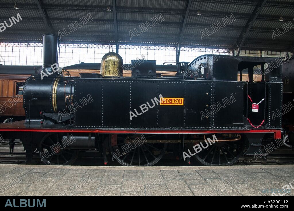 Locomotora de vapor 120-0201. Rodaje tipo porte. Formó parte de un lote de 6 que la compañía de los Ferrocarriles de Tarragona a Barcelona y Francia (TBF) encargó a la casa Sharp & Stewart entre 1877 y 1878.