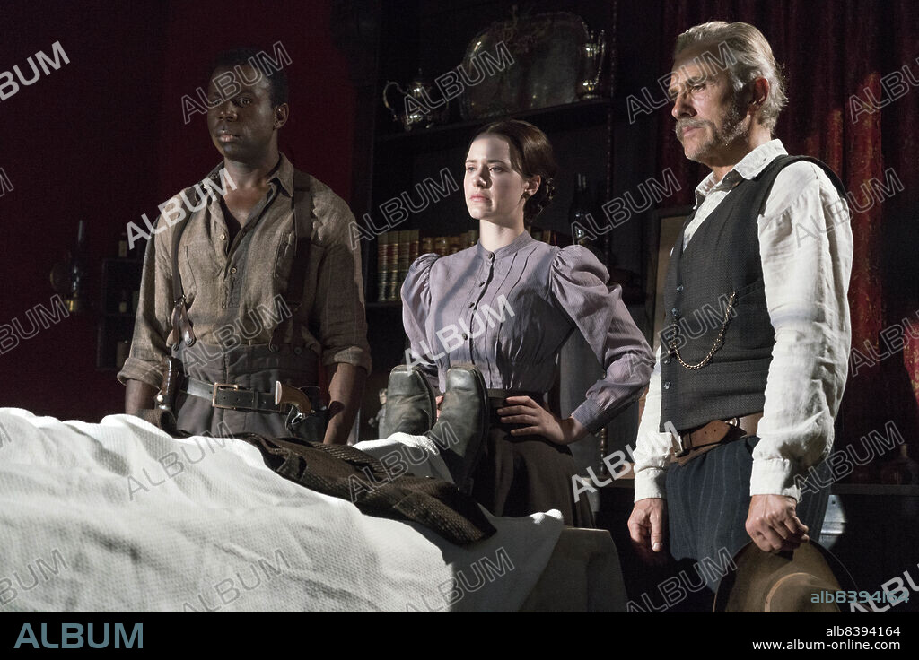 CHRISTOPH WALTZ, RACHEL BROSNAHAN and WARREN BURKE in DEAD FOR A DOLLAR, 2022, directed by WALTER HILL. Copyright Chaos / a Film Company.