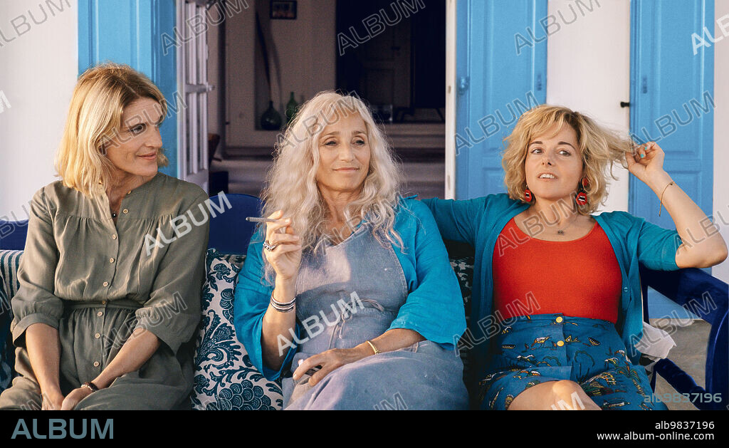 LAURE CALAMY, OLIVIA COTE and Kristin Scott-Thomas. KRISTIN SCOTT THOMAS, LAURE CALAMY and OLIVIA COTE in TWO TICKETS TO GREECE, 2022 (LES CYCLADES), directed by MARC FITOUSSI. Copyright AVENUE B PRODUCTIONS.