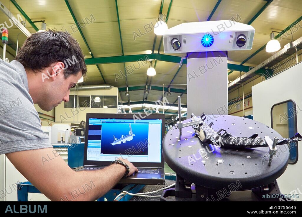 Rexcan CS +. White Light System. Technician inspecting production piece in 3D measurement system without contact. Innovative Metrology applied. Sariki Metrology. Elgoibar. Gipuzkoa. Basque Country. Spain.
