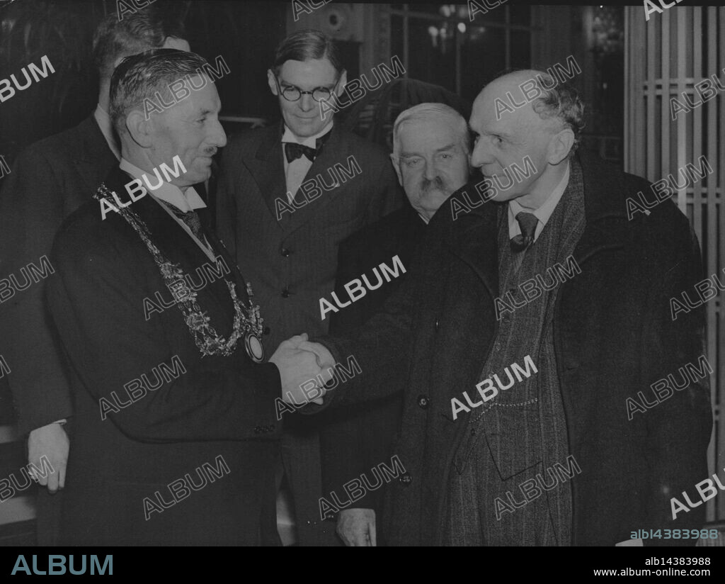 Viscount Cecil, Nobel Peace Prize- Winner, Home From America -- Viscount Cecil being greeted by the Mayor of Southampton, Councillor G.E.R. Prince, at Southampton.viscount Cecil of Chelwood, who has bean awarded the Nobel Peace Prize for 1937, was greeted by the new Mayor of Southampton, Councilor G.E.R. Prince, when he arrived at Southampton aboard the "Berengaria" on his return from America. December 02, 1937. (Photo by Kosmos Press Bureau (Australasia) Pty. Ltd.).