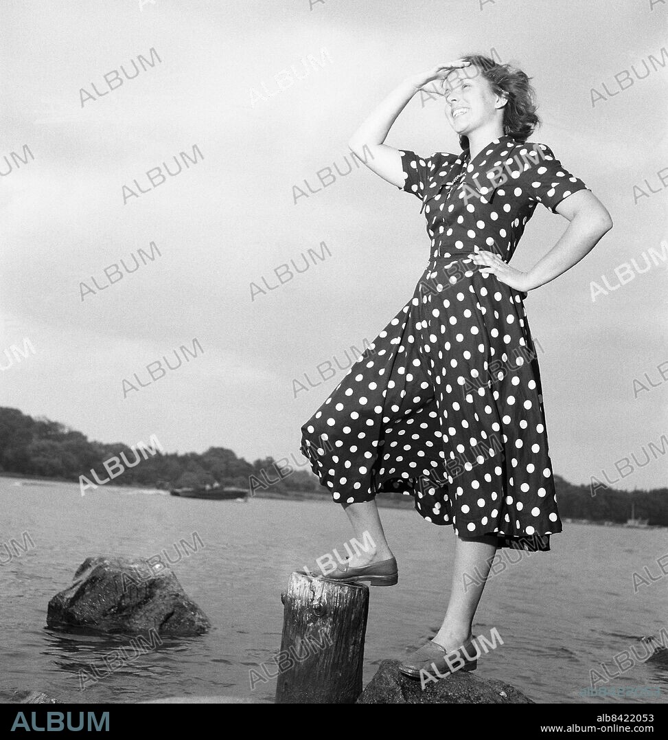 STOCKHOLM 1951. Skådespelerskan Jane Friedmann fotograferad vid en strand.. Foto: TT Historical / kod 1900.