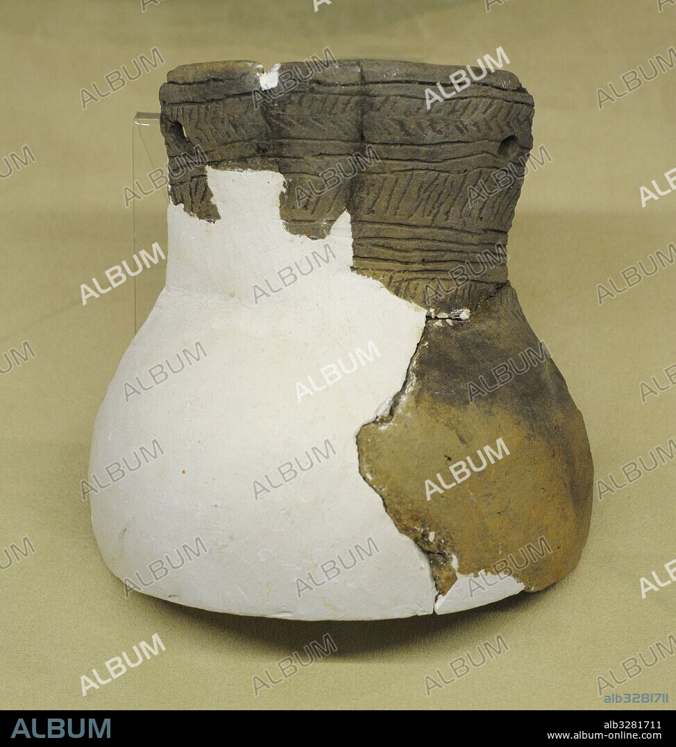 Polonia. Prehistoria. Neolítico. Reconstrucción de un vaso de cerámica con decoración incisa. Exposición temporal "La Solución de cazadores Fok desde la Edad de Piedra en el Golfo de Puck" (marzo-junio de 2015). Museo Arqueológico. Gdansk. Polonia.