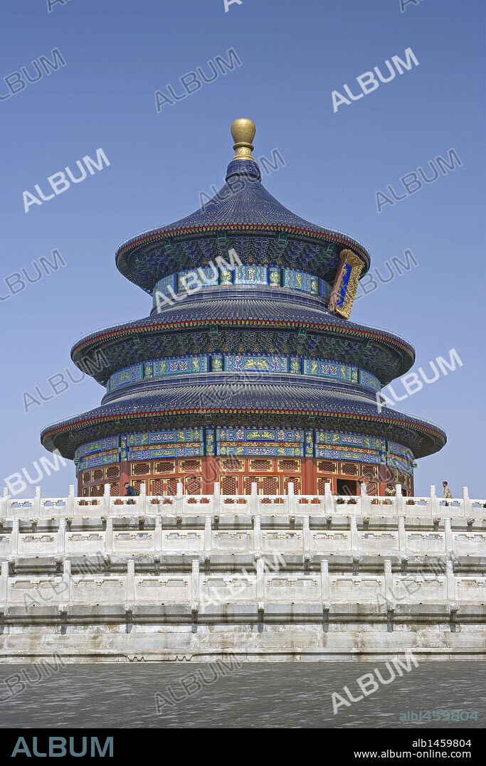 CHINA. PEKIN (BEIJING). TEMPLO DEL CIELO, construído en el año 1420 por YUNG-LO (EPOCA MING) Vista del SALON DE LA ORACION POR LAS COSECHAS, erigido sobre tres terrazas circulares de mármol blanco, sostenido por pilares de madera y muros de ladrillo. Tiene triple tejado de azulejos azules rematado por una bola dorada. Patrimonio de la Humanidad por la UNESCO. Parque Tiantan Gongyuan.