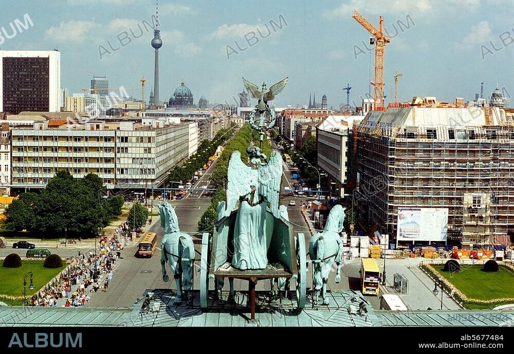 Berlin, Brandenburger Tor. (1788-91 erbaut von C.G.Langhans, Quadriga 1793 von J.G. Schadow). Blick vom Brandenburger Tor nach Osten auf den Pariser Platz und die Straße Unter den Linden, im Vordergrund die Quadriga auf dem Brandenburger Tor. Luftaufnahme, 1996.