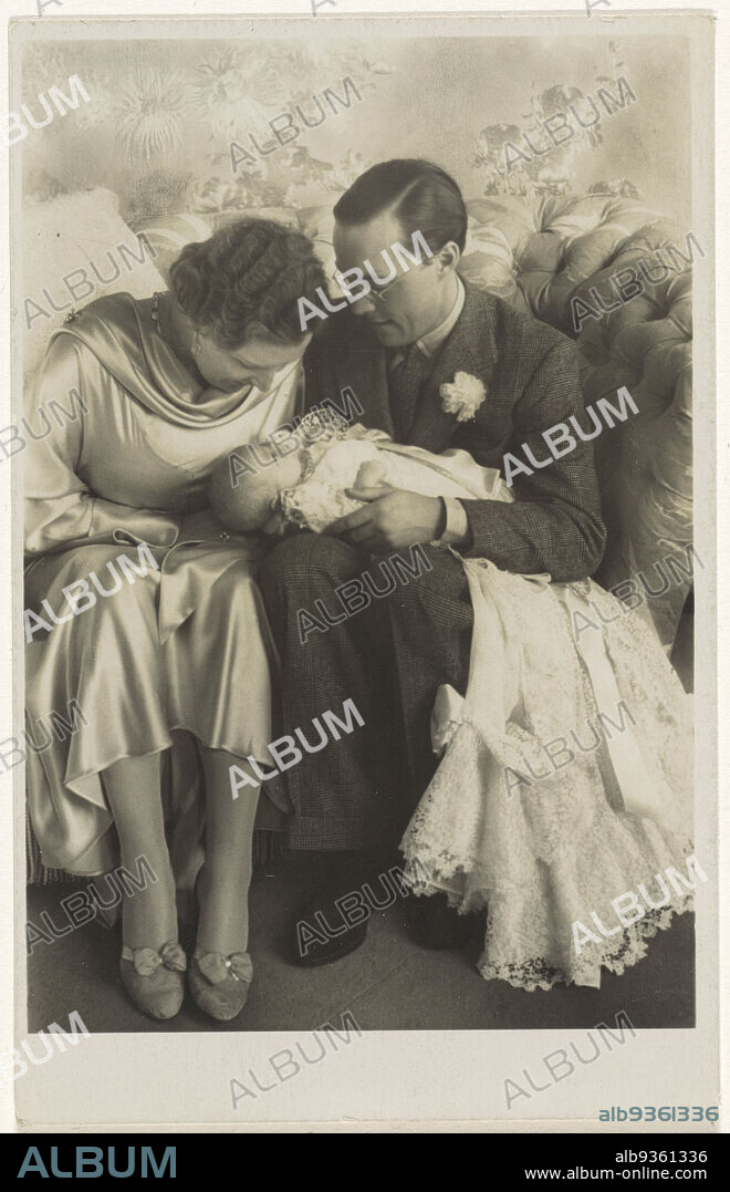 Portrait of Juliana, Queen of the Netherlands, Bernhard van Lippe-Biesterfeld and Beatrix, Queen of the Netherlands, Portrait of Juliana, Bernhard and Beatrix. Created on the occasion of the baptism of Beatrix in the Grote Kerk in The Hague on May 12, 1938., anonymous, publisher: Nijgh & Van Ditmar (mentioned on object), Netherlands, publisher: Rotterdam, 1938, photographic support, height 140 mm × width 89 mm.