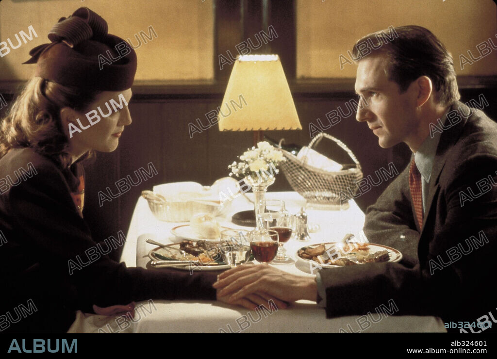 JULIANNE MOORE and RALPH FIENNES in THE END OF THE AFFAIR, 1999, directed by NEIL JORDAN. Copyright COLUMBIA PICTURES / APPLEBY, DAVID.