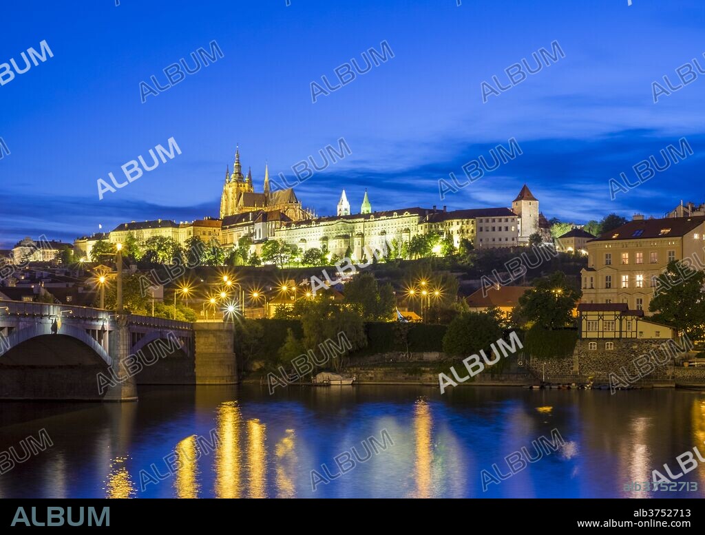 Prague Castle (Prazsky Hrad), UNESCO World Heritage Site, on the Vltava River at dusk, Stare Mesto (Old Town), Prague, Czech Republic, Europe.