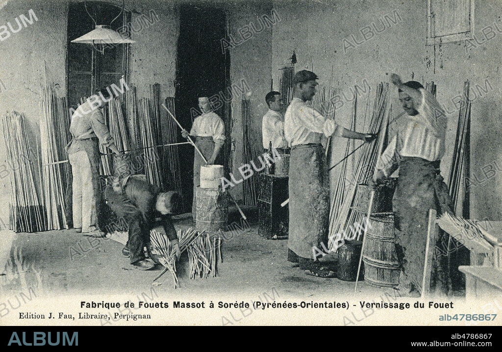 'Fabrique de fouets Massot a Sorede (Pyrenees-Orientales). Atelier des montures et montage des fouets'. Photographie anonyme pour une carte postale vers 1910. Credit : Collection IM/KHARBINE-TAPABOR.