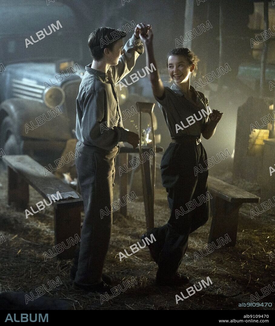 ARIELLA GLASER and ORLANDO SCHWERDT in WHITE BIRD: A WONDER STORY, 2023, directed by MARC FORSTER. Copyright LIONSGATE.