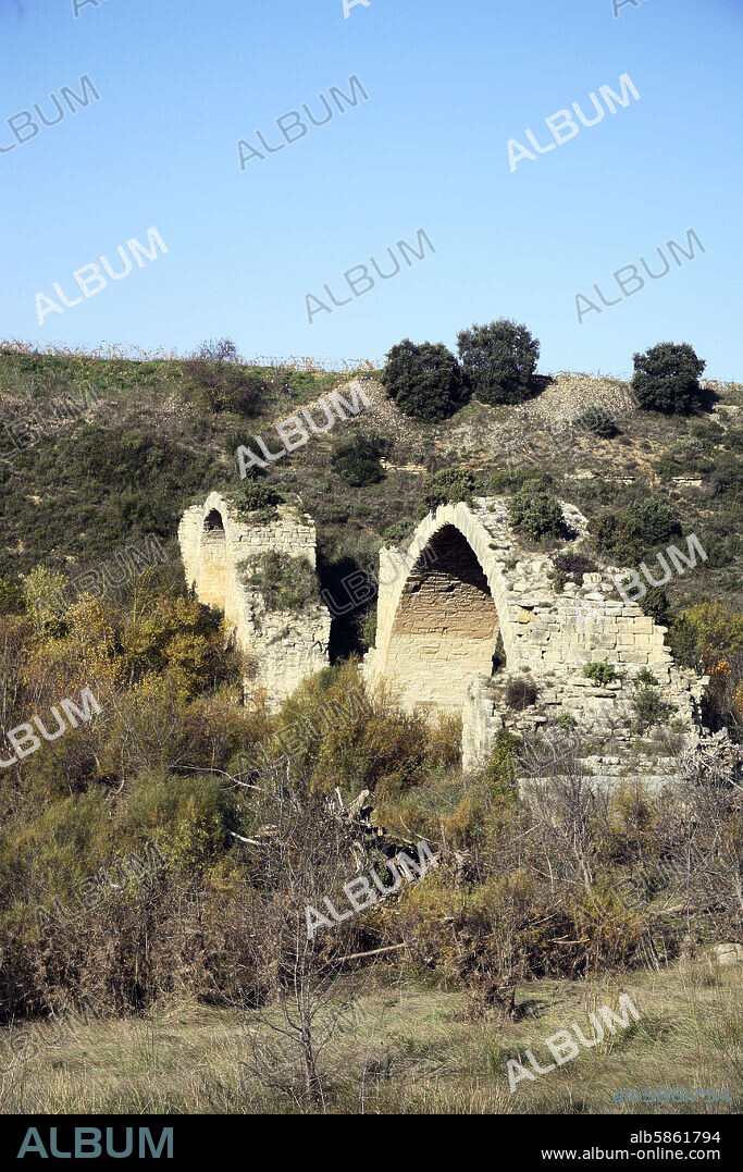 ruinas del puente de romano de Mantible sore el río Ebro (cerca de Assa / Laserna).