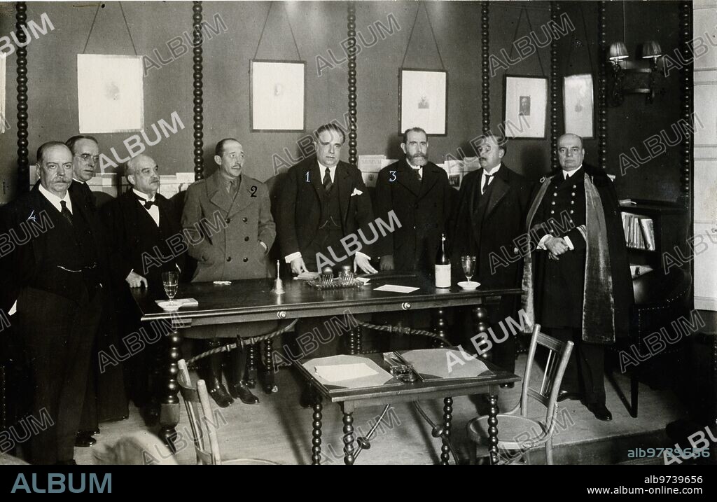 Marzo 1924. Barcelona. En la Asociación de la Prensa diaria. El Presidente D. Eugenio D'Ors (1), con el Capitán General, Emilio Barrera y Luyando (2), el Gobernador (3) y el Presidente de la Mancomunidad (4), en la solemne sesión pública celebrada para colocar en el salón de actos los retratos de los eminentes periodistas Mila y Fontanals, Peris Mencheta y Maragall.