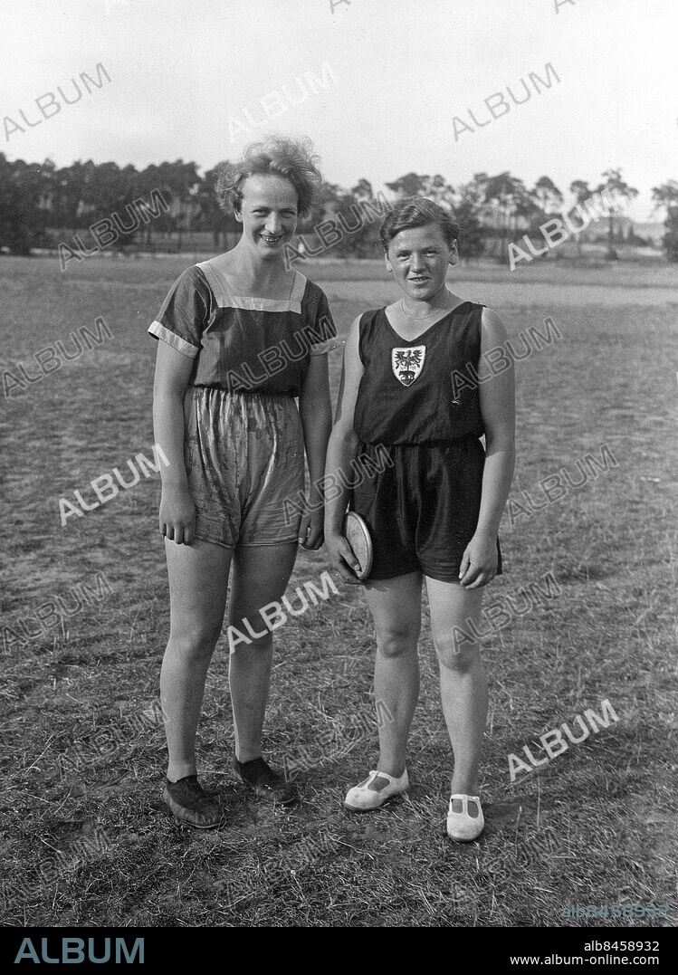 TYSKLAND omkring 1928. Orig. bildtext... GERMANY'S OLYMPIC SELECTIONS. Fräulein Mäder (right) of Bernau and Fräulein Mollenhauer of Homburg, woman discus thrower. Foto: New York Times / AB Text & Bilder / SVT / Kod: 5600 Mapp: Mollenhauer, Paula Diskus Tyskland Inför OS 1928 persons: CHARLOTTE MÄDER;PAULA MOLLENHAUER sites: TYSKLAND PhotoDate:192?-??-??.