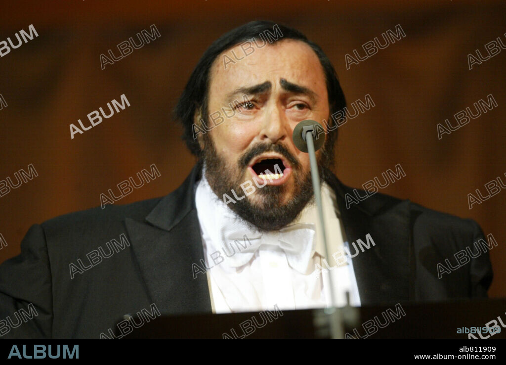 Jun 03, 2003; Moscow, RUSSIA; Italian tenor LUCIANO PAVAROTTI and Italian soprano CARMELA REMIGIO concert at Moscow Music House. Mandatory Credit: Photo by Ilya Pitalev / Kommersant / ZUMA Press. (©) Copyright 2003 by Ilya Pitalev / Kommersant. 03/06/2003