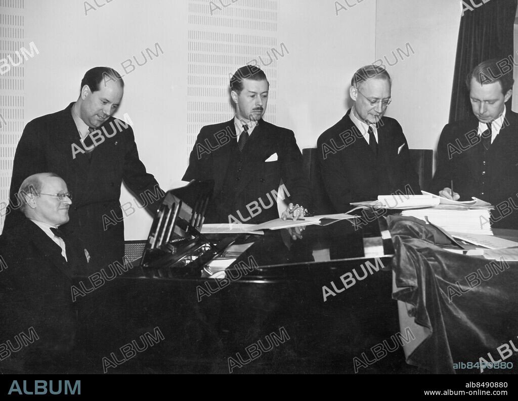 1941-02.. Orig. bildtext... Försvarslånemelodipristävlingsnämnden Fr.v. Dir. Nata Broman, Sune Waldimir, Kurt Berg, musikförläggare Rosenborg och Sven Wilson Foto febr /1941 Anm. Publ. i boken Hört och sett sid.64 Den sk obligationsmarschen av Lars-Erik Larsson och Alf Henriksson utvaldes vid en pristävling av en jury bestående av radions musikchef Natanael Broman, kapellmästare Sune Waldimir, redaktör Curt Berg, musikförläggare H Rosenborg och radions Sven Wilson. Publ. i RiR 8/41 Studios CD137 persons: CURT BERG;H ROSENBORG;NATANAEL BROMAN;SUNE WALDIMIR;SVEN WILSON;LARS-ERIK LARSSON*;ALF HENRIKSSON* sites: SVERIGE.