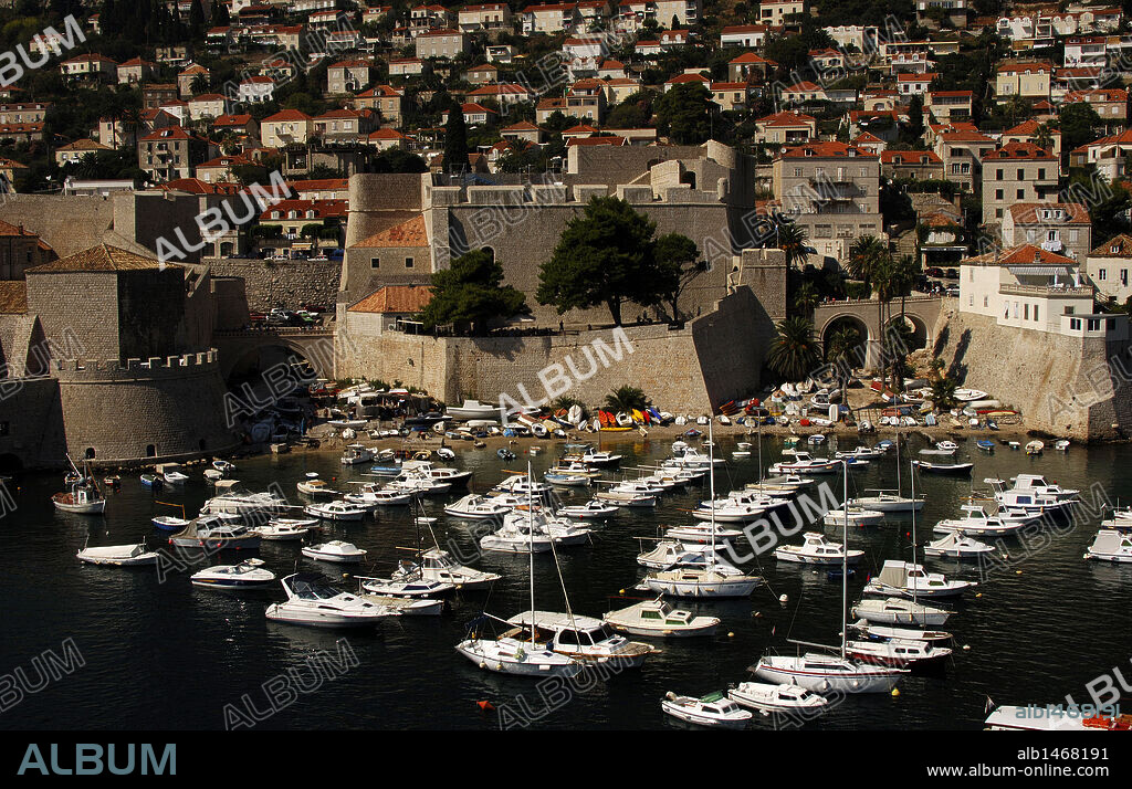CROACIA. DUBROVNIK. Vista del puerto antiguo y el Fuerte Revelin.