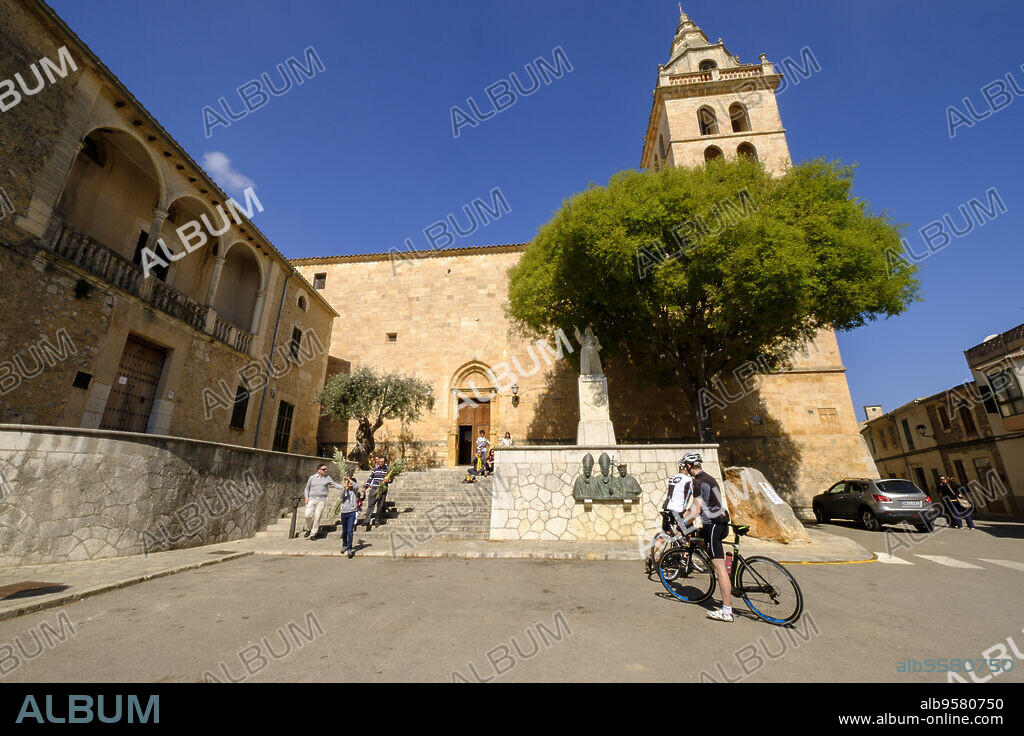 monumento a la Beata Sor Francinaina Cirer, iglesia de Sant Pere, siglo XVII, Sencelles, Mallorca, balearic islands, spain, europe.