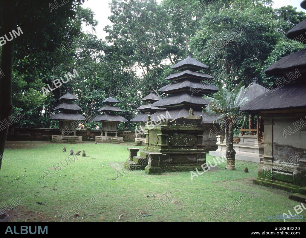 ANTIGUO TEMPLO EN BOSQUE SAGRADO CONOCIDO POR SUS MANADAS DE MONOS.