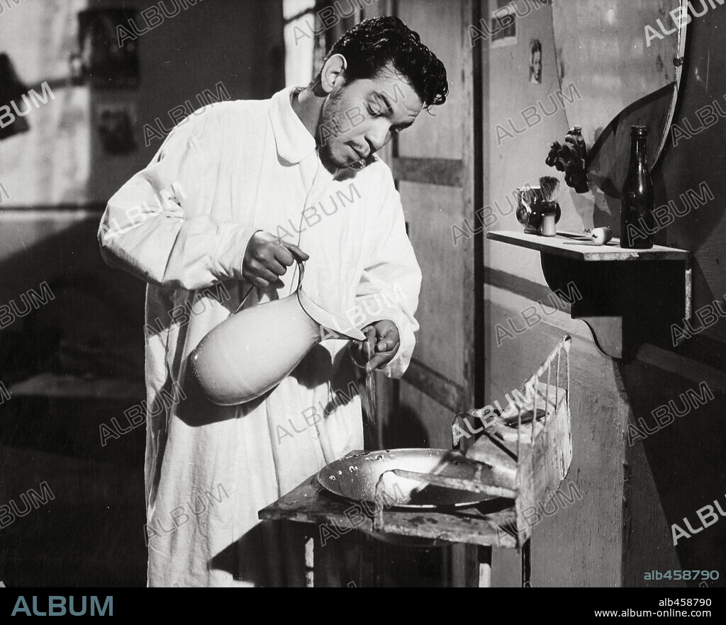 CANTINFLAS en GRAN HOTEL, 1944, dirigida por MIGUEL M. DELGADO. Copyright POSA FILMS, S.A.