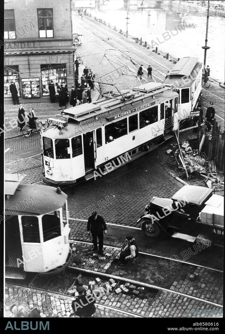 GÖTEBORG 1936.. SPÅRVAGN MODELL M5 MED LANTERNINSLÄP PÅ LINJE 4 I RIKTNING MOT MÖLNDAL, I HÖRNET SÖDRA/ÖSTRA HAMNGATAN I GÖTEBORG ("GUMPERTS HÖRNE"). ÅRET ÄR 1936.. FOTO GT CODE: 75073 ***F-BILD***. COPYRIGHT SCANPIX SWEDEN.