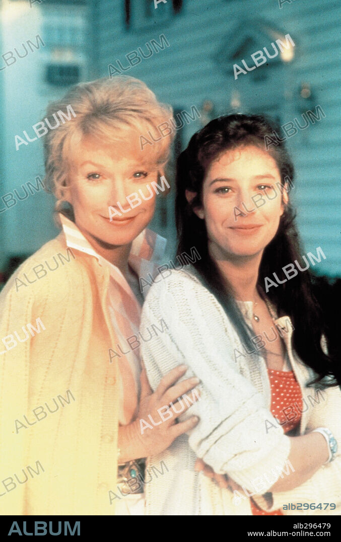 DEBRA WINGER and SHIRLEY MACLAINE in TERMS OF ENDEARMENT, 1983, directed by JAMES L. BROOKS. Copyright PARAMOUNT PICTURES.