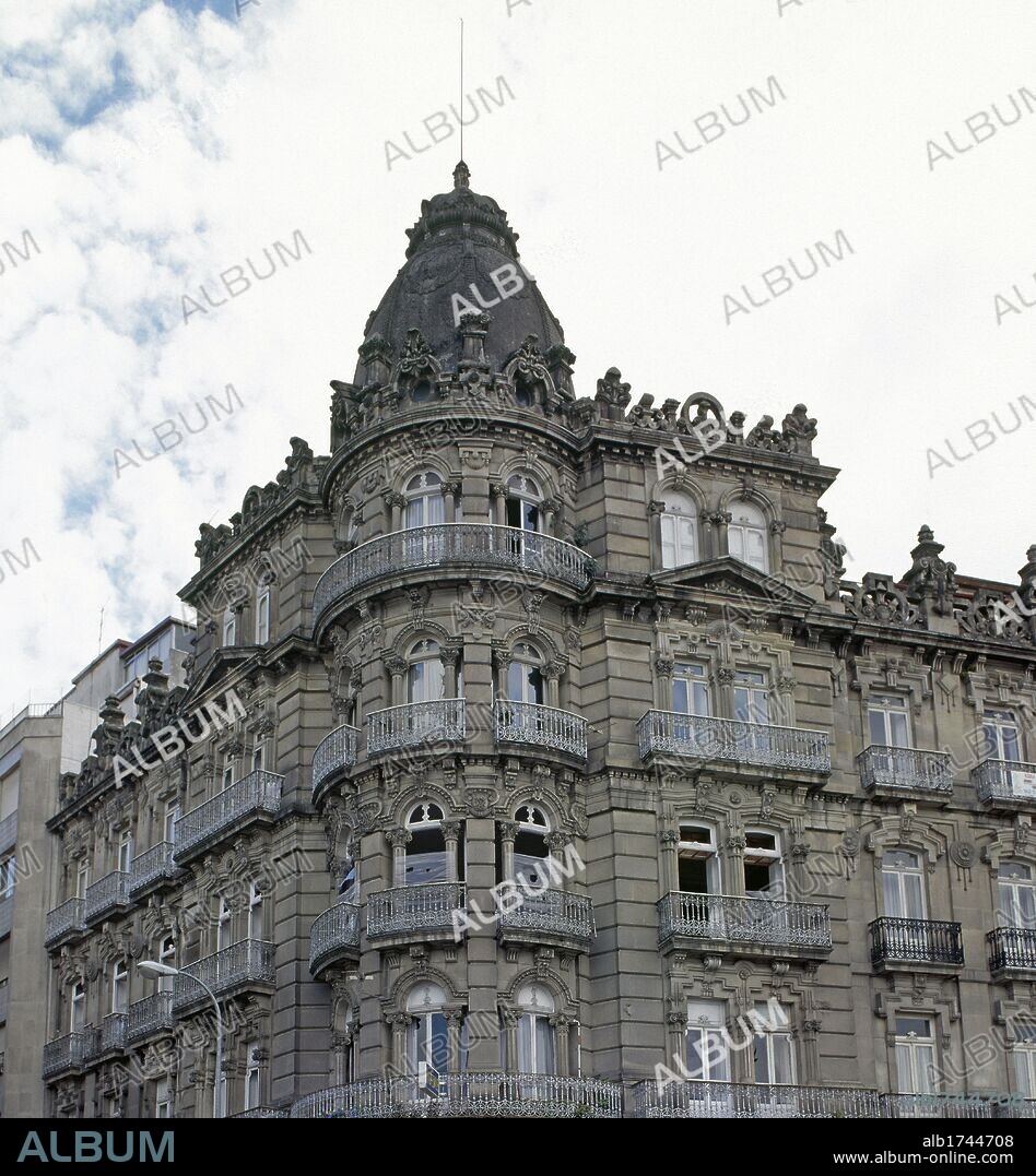 ARTE S. XIX. ESPAÑA. EDIFICIO BONIN. Vista de la fachada del edificio, construida en estilo modernista. VIGO. Provincia de Pontevedra. Galicia.