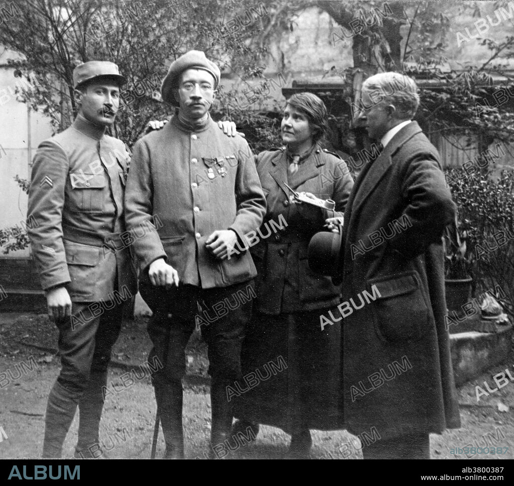 WWI, Anna Coleman Ladd with French Soldiers