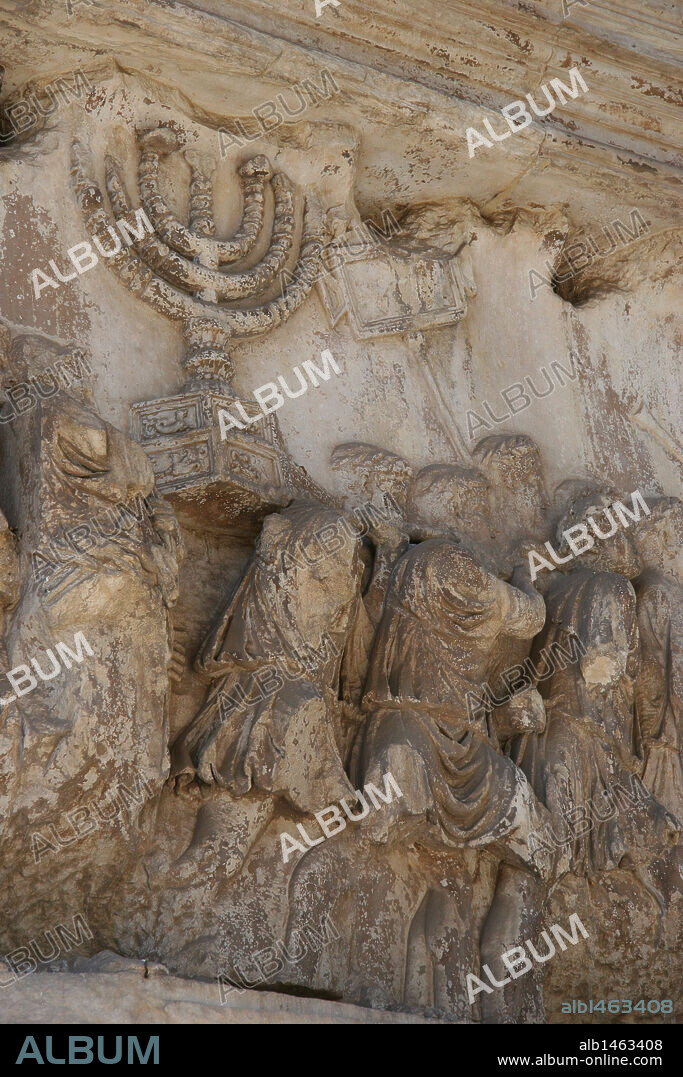 ARTE ROMANO. ITALIA ARCO DE TITO. Detalle del bajorrelieve del Arco de Tito (Foro de Roma) donde se narra el triunfo del emperador TIto tras sofocar la revuelta de Judea (año 67). Los soldados romanos con el "Memorah", candelabro de los siete brazos saqueado del templo de Jerusalén. Dinastia Flavia. Erigido después del año 81, en la época de Domiciano, en recuerdo de Vespasiano y Tito. Roma. Italia.