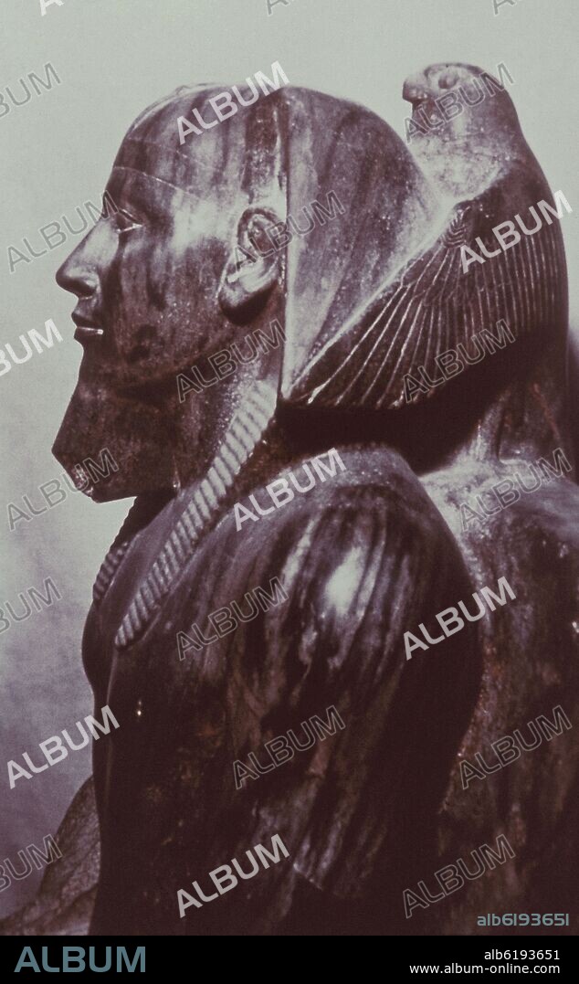 ESTATUA DEL REY KHEFREN CON EL SIMBOLO DE HORUS, IV DINASTIA ********(SOLO COMO REFENCIA:NO MANDAR).
