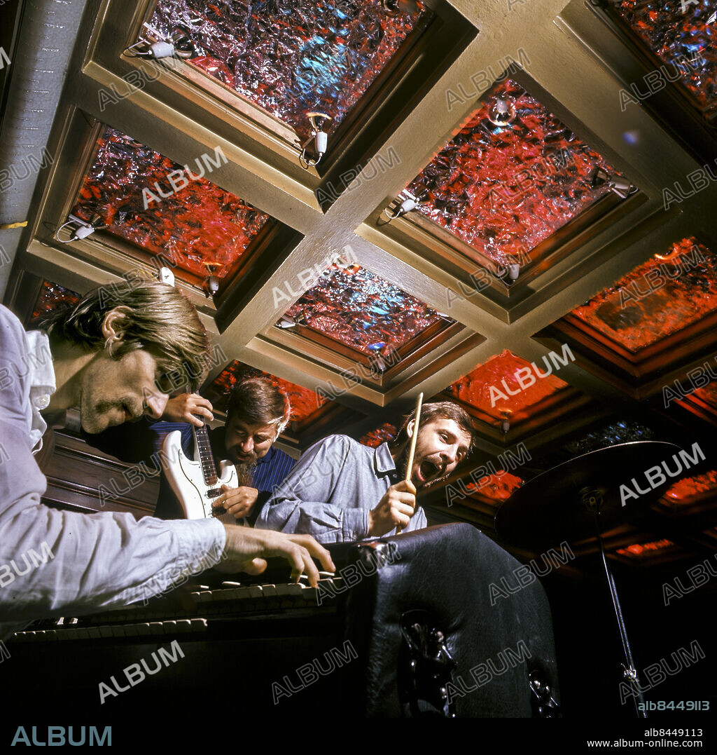 ARKIV STOCKHOLM 1967-09-19. Det svenska jazzinfluerade popbandet Hansson & Karlsson med Bo Hansson på orgel (t. v.) och Jan Carlsson på trummor (t. h.) spelar på klubben Filips på Regeringsgatan i Stockholm 19:e september 1967. Bandet spelar med belysning i taket som är kopplad till Hanssons orgel och ger olika färger och ljus vid höga respektive låga toner.. Foto: Jan Deldén / EXP / TT / Kod: 10. **AFTONBLADET OUT**.