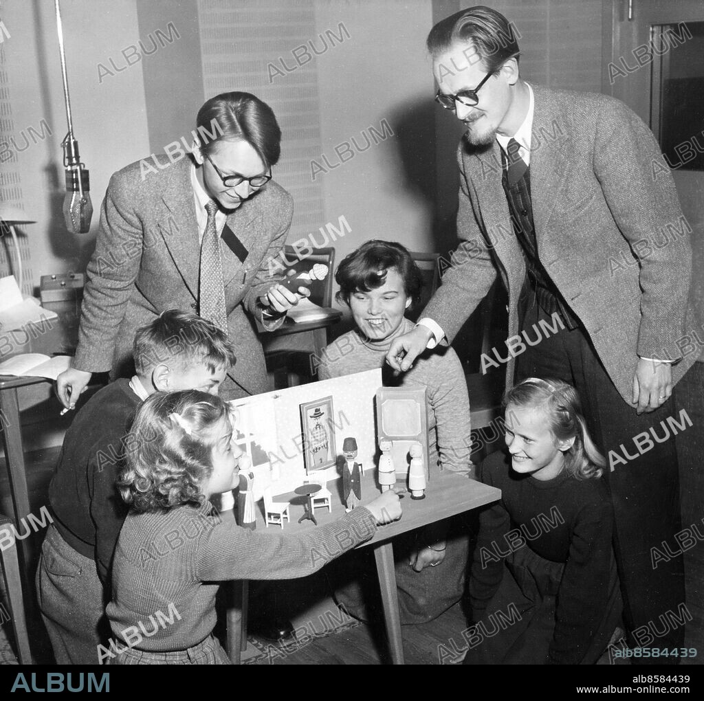 1952-05-19.. TEATERBITNA. Radioprogram.. Sänt första gången 1953-06-03.. Här bekantar sig teaterklubbens medlemmar, frv Anita Wall (Lena), Lars Collmar (Ville Vessla), Gunnar Uddén (Ture Sventon), Gunilla Bergling (Fru Anna Persson) och Aino Östberg (Lisa), med Per Ekholms trämodeller.. Foto: Jarl Ekenryd / RiR / SVT / Kod: 5600. Bild publ. i RiR 23/52 sid. 39.. RiR 8466 sv/v. Mapp: Radio-Barnprogram Teaterbitna L2. Modeller.