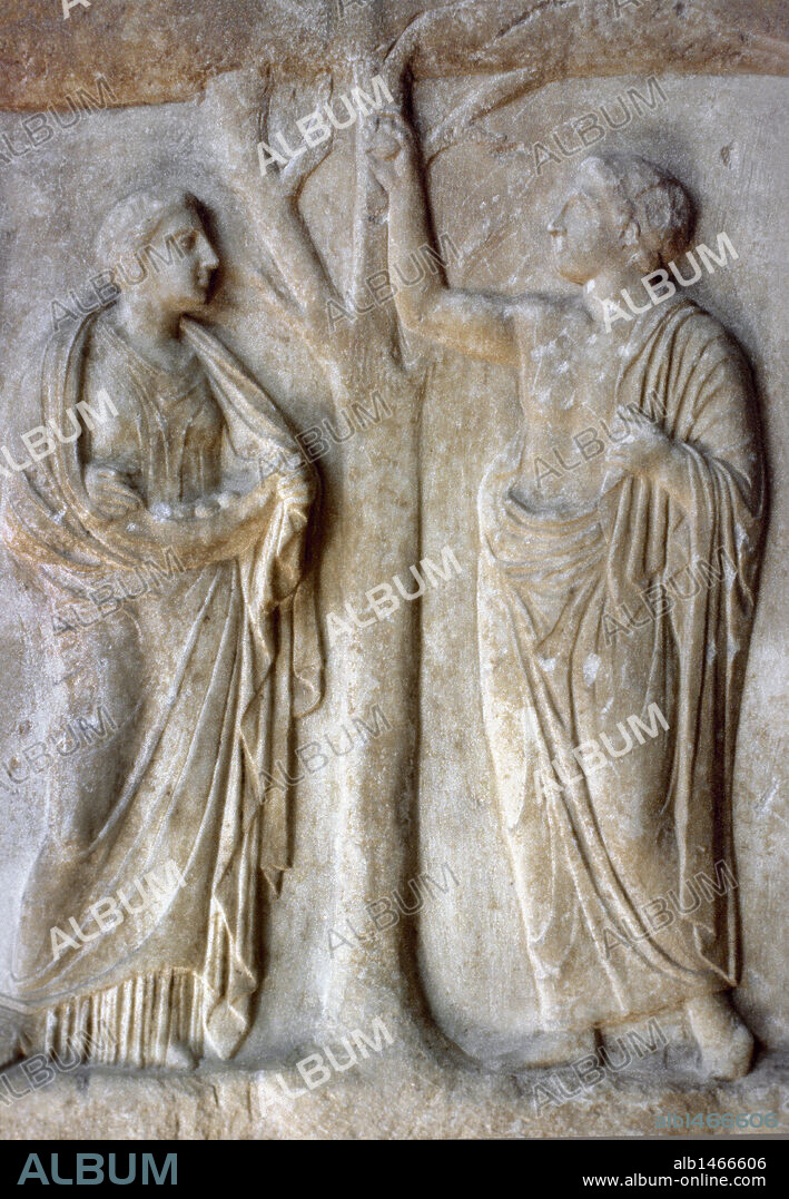 Relieve con la representación de Hermes como guía de las almas, sobre el pedestal de un monumento funerario en el cual se encontraba un lekythos. Hallado en Atenas, fue realizado por un taller ático en el siglo V a.C. Museo Arqueológico Nacional. Atenas. Grecia.