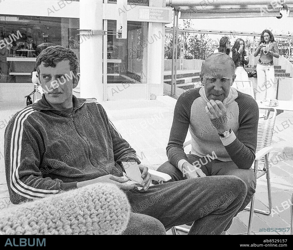 STOCKHOLM 1972-08-01. Svenske spjutkastaren och tiokamparen Lennart Hedmark med idrottsläkaren Rolf Lammet Ljungqvist, i pionjär inom svensk idrottsmedicin med inriktning på hälseneskador.. Foto: TT Historical / Kod: 1902.