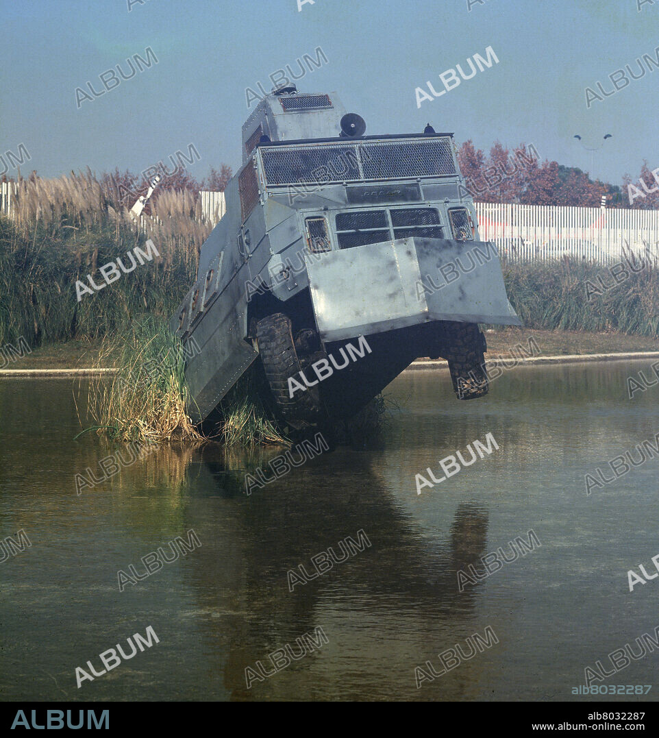 FERNANDO SANCHEZ CASTILLO (1970-). FUENTE - CAMION ANTIDISTURBIOS DE LA POLICIA - INSTALACION - 2004.